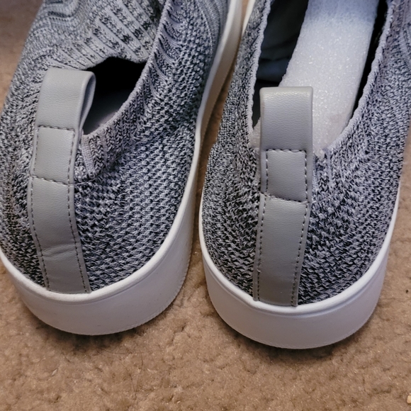 Steve Madden SIZE 10 Grey/White Beale Slip on Sneakers - Picture 3 of 8